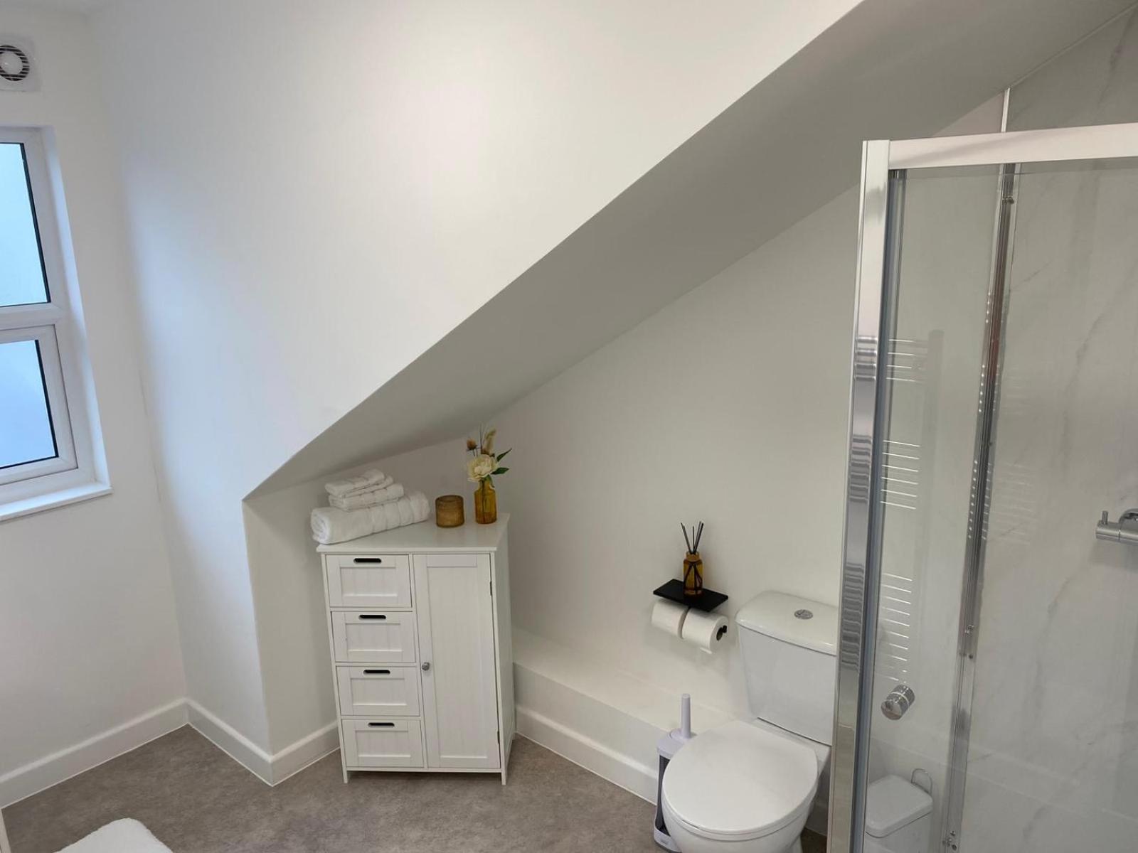 Stylish Apartment In Watford Уотфорд Екстериор снимка