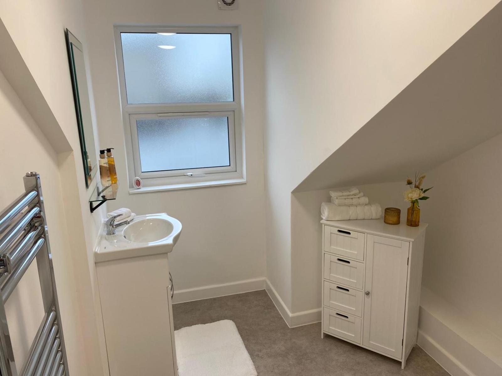 Stylish Apartment In Watford Уотфорд Екстериор снимка