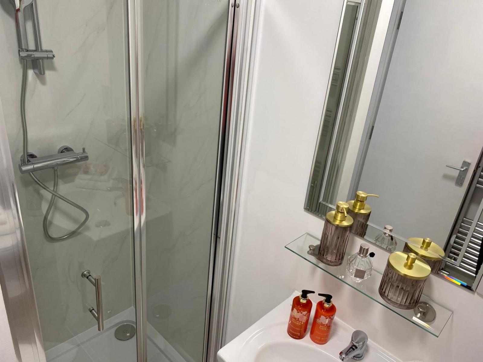 Stylish Apartment In Watford Уотфорд Екстериор снимка