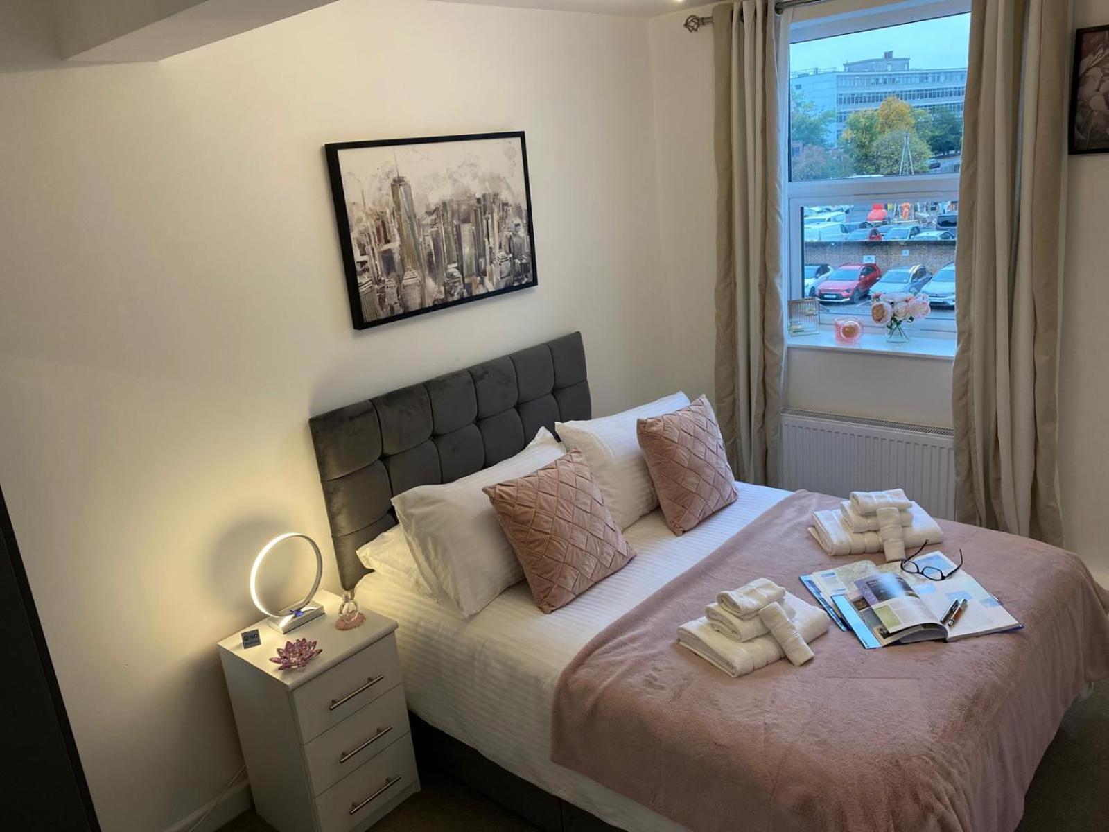 Stylish Apartment In Watford Уотфорд Екстериор снимка